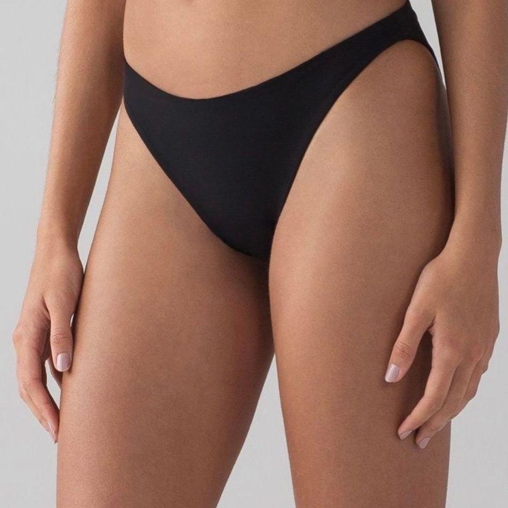 Black lulu bikini bottoms. 
-High Cut & Mid Rise 
Size: 8